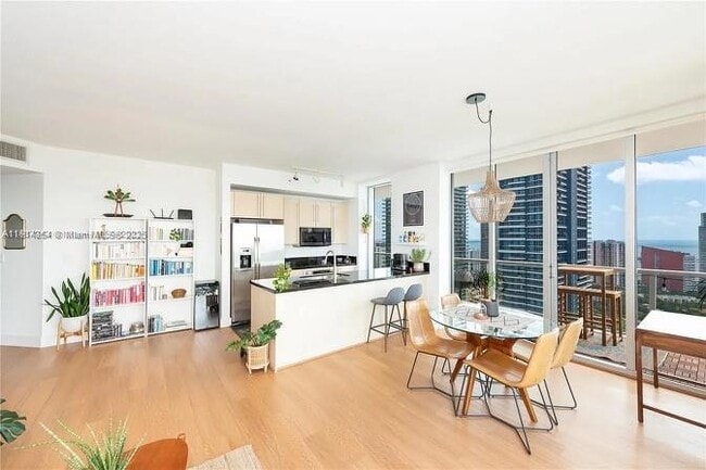 Photo - 79 SW 12th St