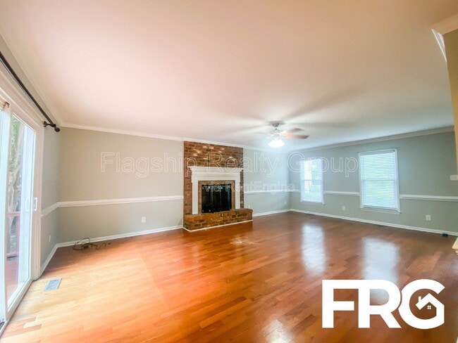 Photo - 305 Smith Pl