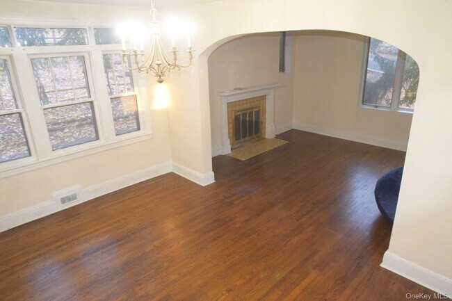 Photo - 201 Old Mountain Rd N