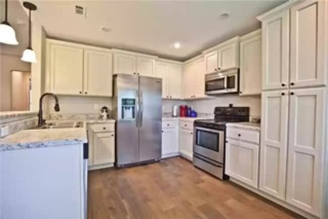 Photo - Beautiful 3 Bedroom / 2 Bathroom Home - ASK ABOUT OUR CASHLESS SECURITY DEPOSIT OPTION