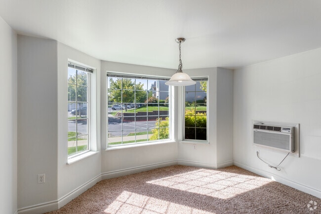 3BR, 2BA - 1,194 SF