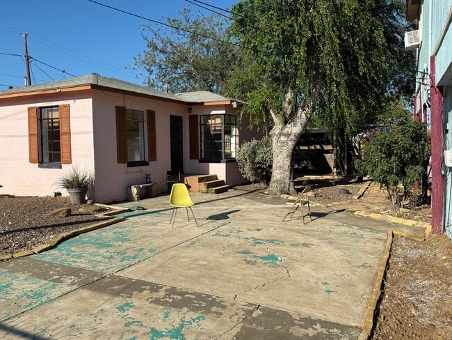 Building Photo - 1820 Aldama St