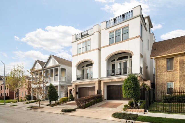 306 W Saulnier St