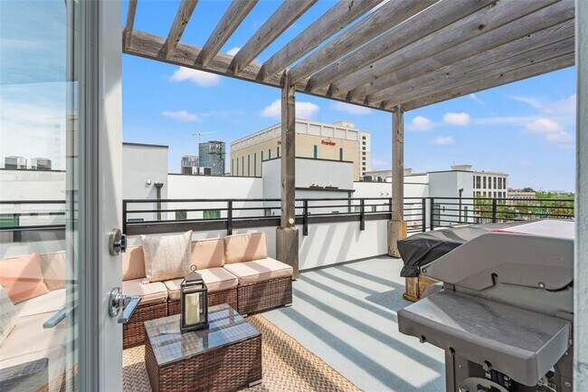 Photo - 907 Arlington Ave N