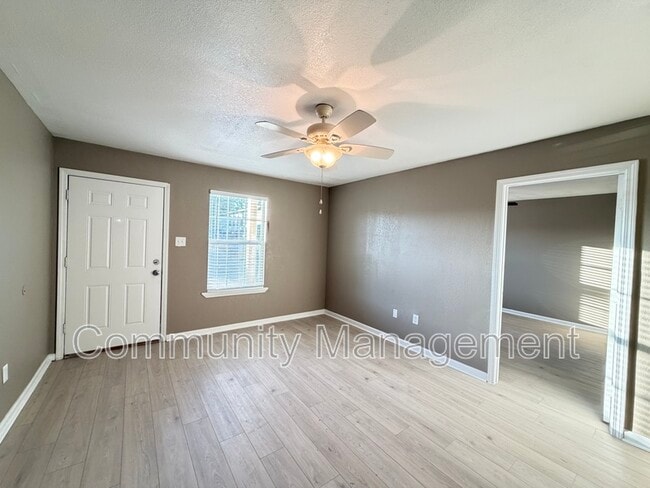 Building Photo - 2150 N Sherwood Forest Dr Unit Apt 10B
