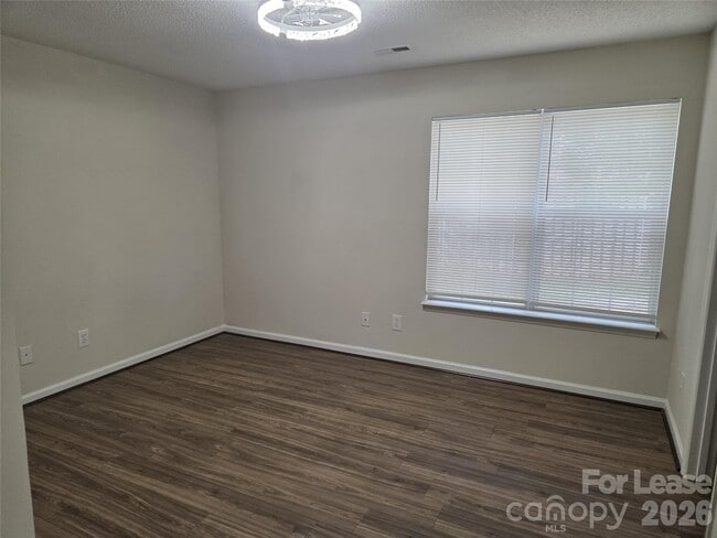 Photo - 121 Foxglove Dr