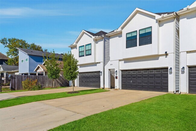 Photo - 819 W 19th St