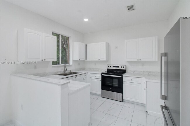 Building Photo - 1543 SE 24th Ct