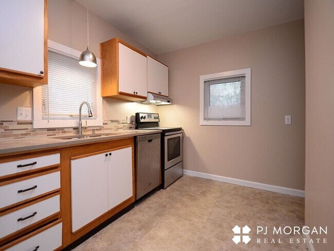 Photo - 6031 Pine St