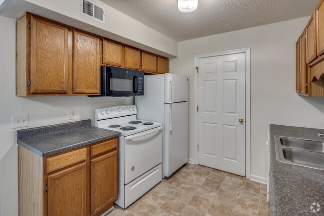 2BR, 2BA - 950SF - Kitchen