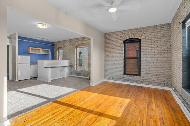 Building Photo - 606 E 15th St Unit 32