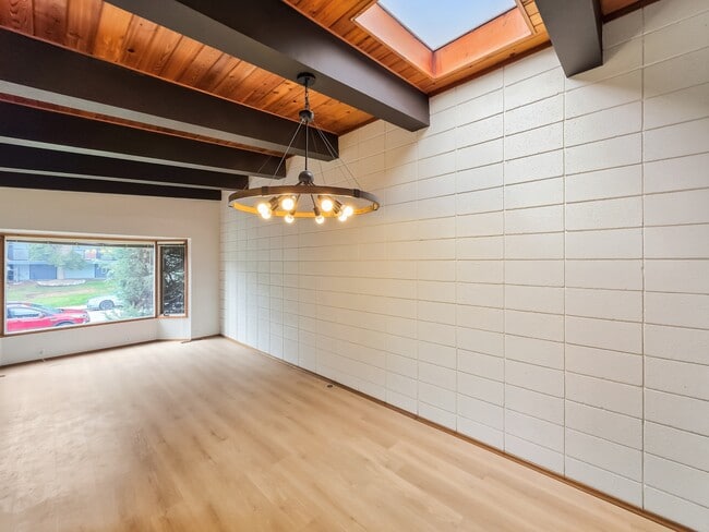 Photo - 612-656 56 Ave SW