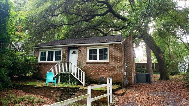Building Photo - Cozy Private Single Family Rental