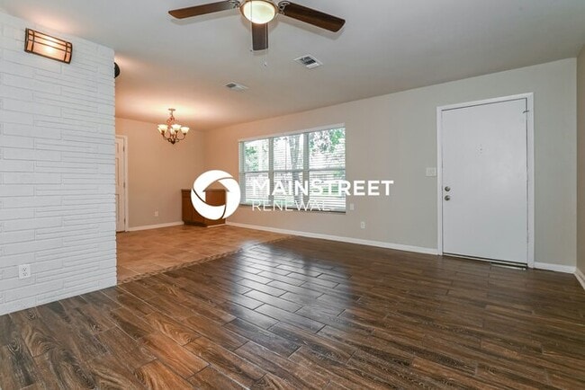 Photo - 3 Bedroom Pet-Friendly Home in Jacksonville, FL with Main Street Renewal