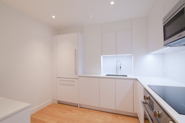 Building Photo - 3495 Rue de la Montagne Unit 507