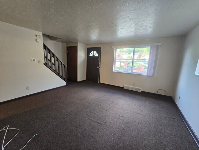 Photo - 3 Bedroom Townhouse - Penn Hills School District - Available NOW! Unidad 261UNIV