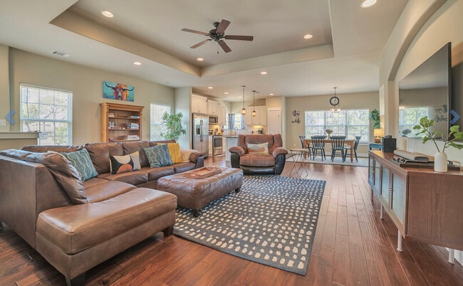 Large living area - 4301 Mansfield Dam Rd Unit 1102