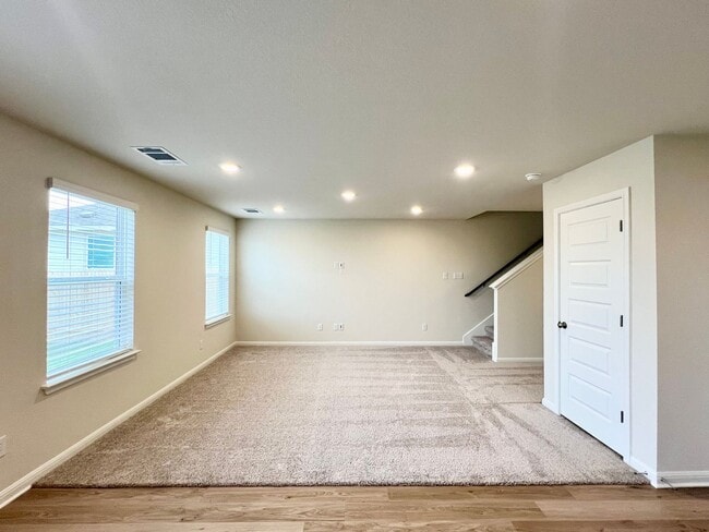 Building Photo - 3 bedroom, 2.5 bath home for lease