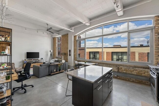 Building Photo - 700 N Washington Ave