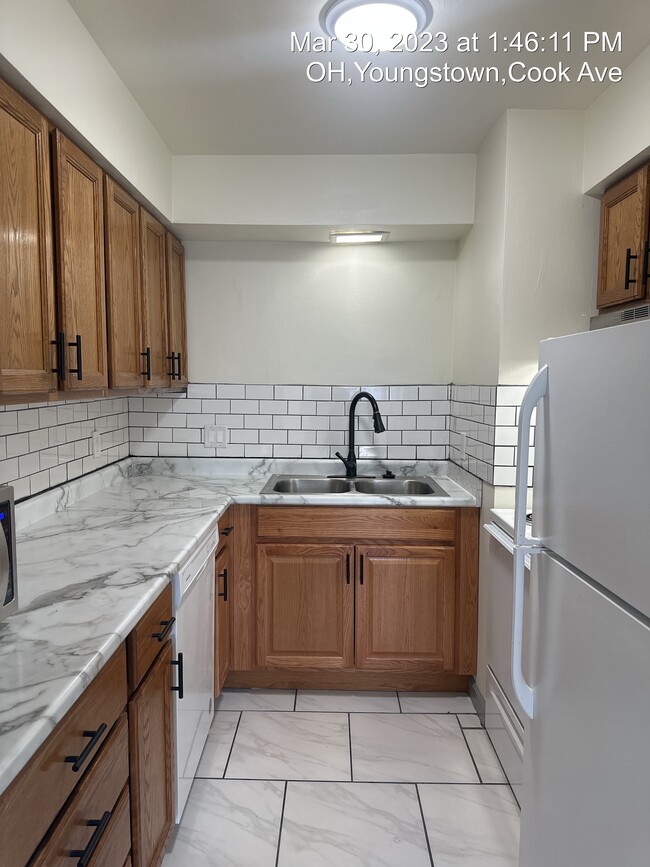 Building Photo - 865 Cook Ave Unit 5