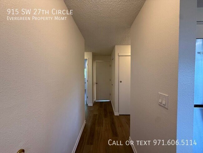 Photo - 915 SW 27th Cir