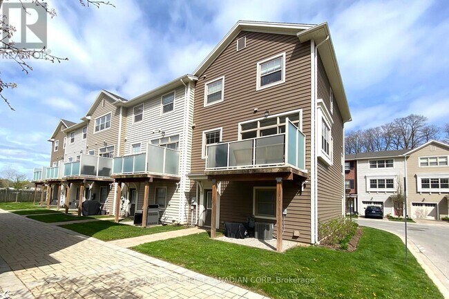 Photo - 1040 Coronation Dr