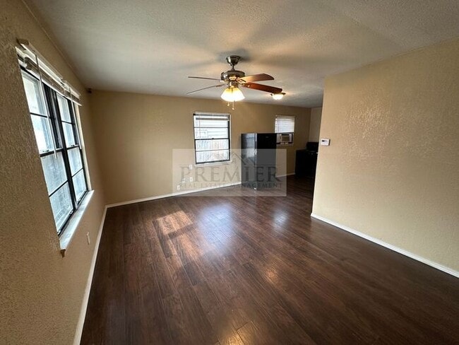 Photo - 4818 Woodend Ave