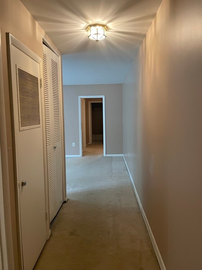 Building Photo - 10638 Weymouth St Unit Parkside condominiums