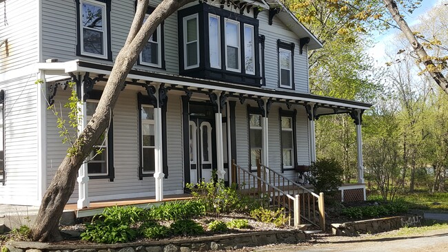 Building Photo - 20 Springbrook Rd Unit 1E