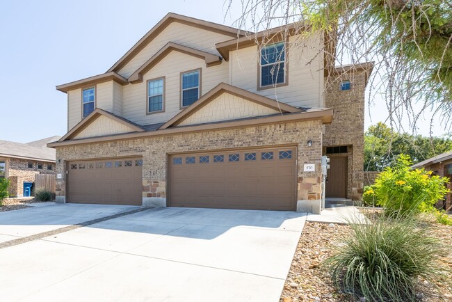 Building Photo - AVAILABLE NOW! Nice 3 Bedroom Duplex located in New Braunfels!