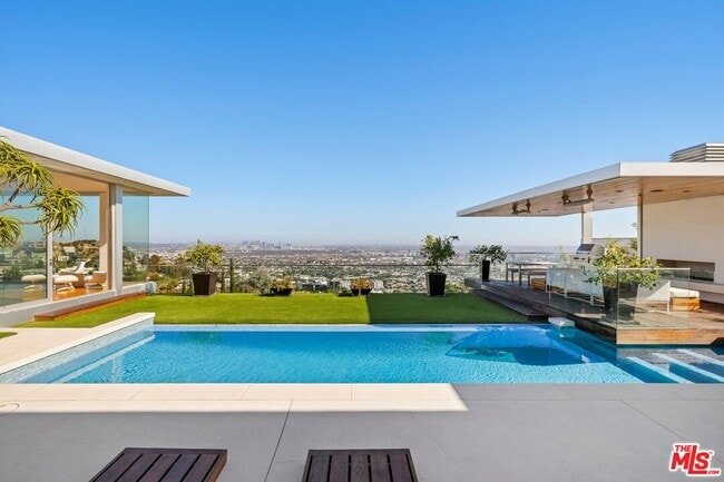 Photo - 1476 Blue Jay Way