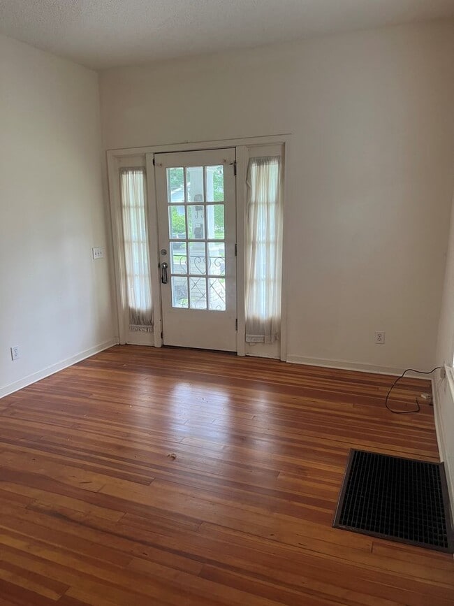 Nice 1 Bed 1 Bath Unit! Available Fall 2025! - Nice 1 Bed 1 Bath Apartment Unit! Available Fall 2025! Unit 2