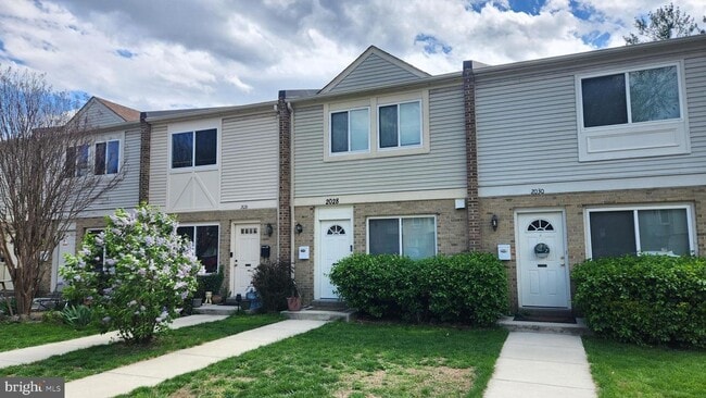 Building Photo - Arlington Townhouse With Attached Garage!