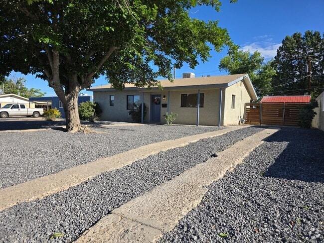 Building Photo - Sweet 3 Bedroom one and a half bathrooms L... Rental
