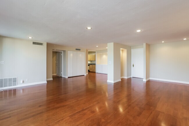 Dining Area - 723 Palisades Beach Rd Unit #216