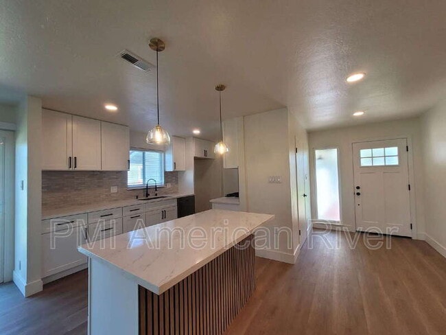 Photo - 2462 Town Cir