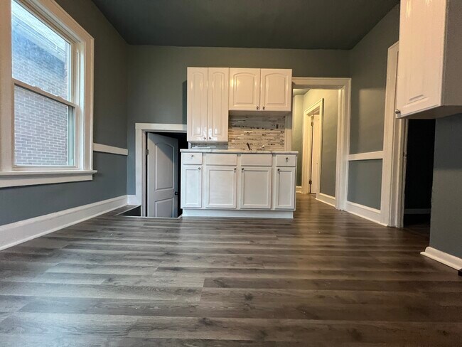 Building Photo - 2446 S 6th St Unit Lower Rental