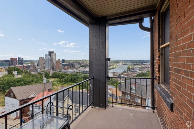 2BR, 2BA - 1,070SF - Balcony