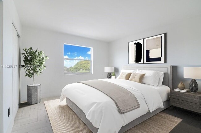 Photo - 12215 W Dixie Hwy Unit 306