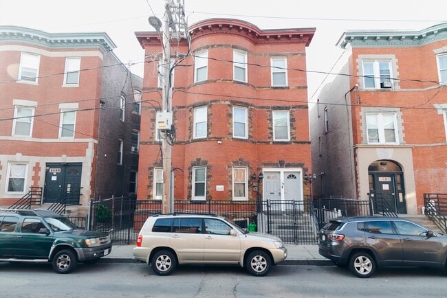 Building Photo - 64 Charles St Unit 1