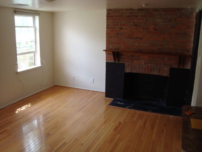Photo - Roomy Bi-Level 2BR/2BA w/ In-Unit W/D in Washington Square West! Unit #G