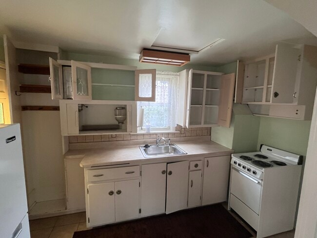 Almacenamiento - 1824 E San Rafael St