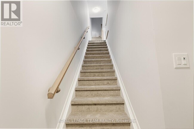 Photo - 320 Parnian Private