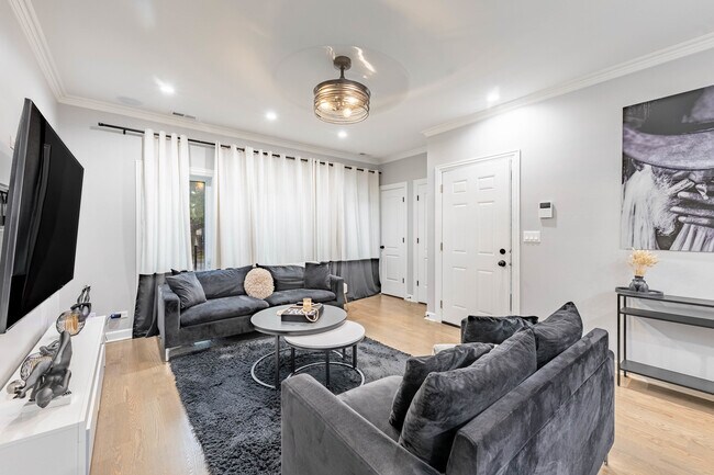 Photo - 4634 S Langley Ave Unit 1