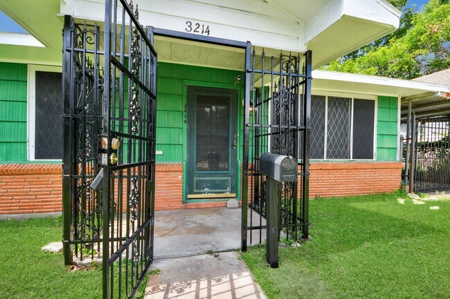 Photo - 3214 Tuam St
