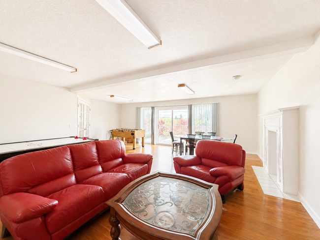 Photo - 2437 SW Linneman Dr