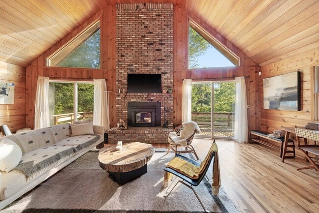 Photo - 83 3 Mile Harbor Dr