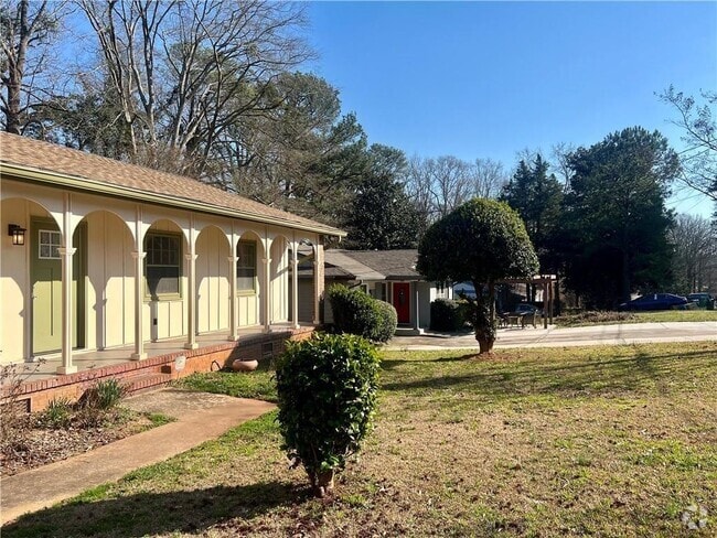 Building Photo - 2274 Greenway Dr Rental