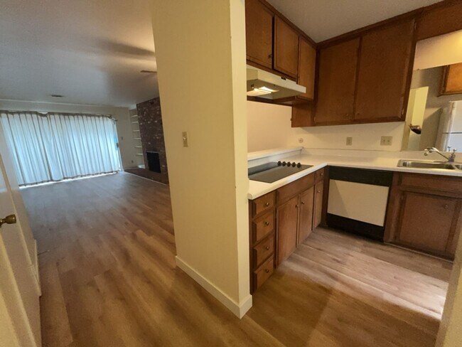 Photo - 605 Radcliffe Dr