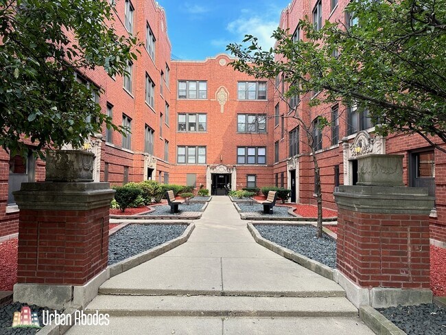 Building Photo - 3523 N Racine Ave Unit A07C